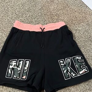 nike shorts barely worn. no fading